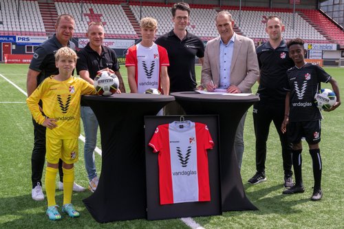 PERSBERICHT-Vandaglas-nieuwe-hoofdsponsor-FC-Emmen-jeugd-2048x1365